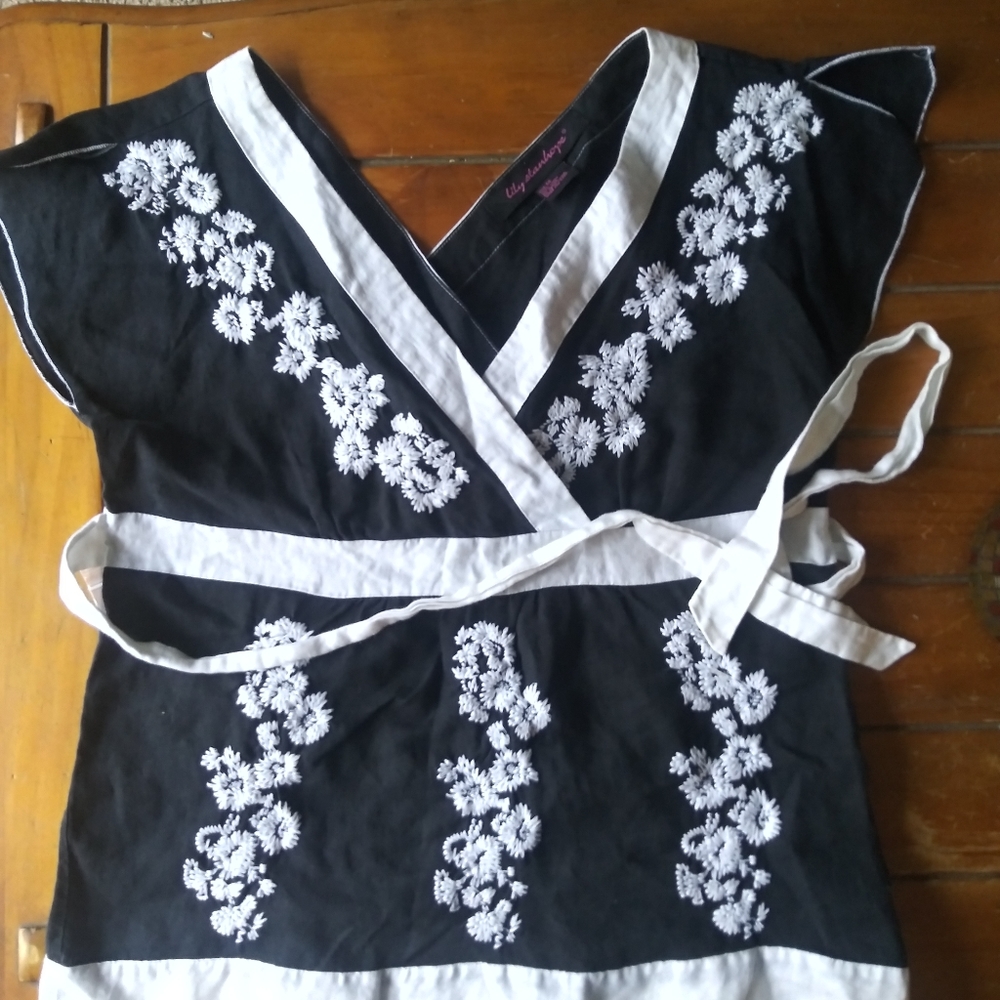 Lily Stanhope top adorable linen black white mid t
